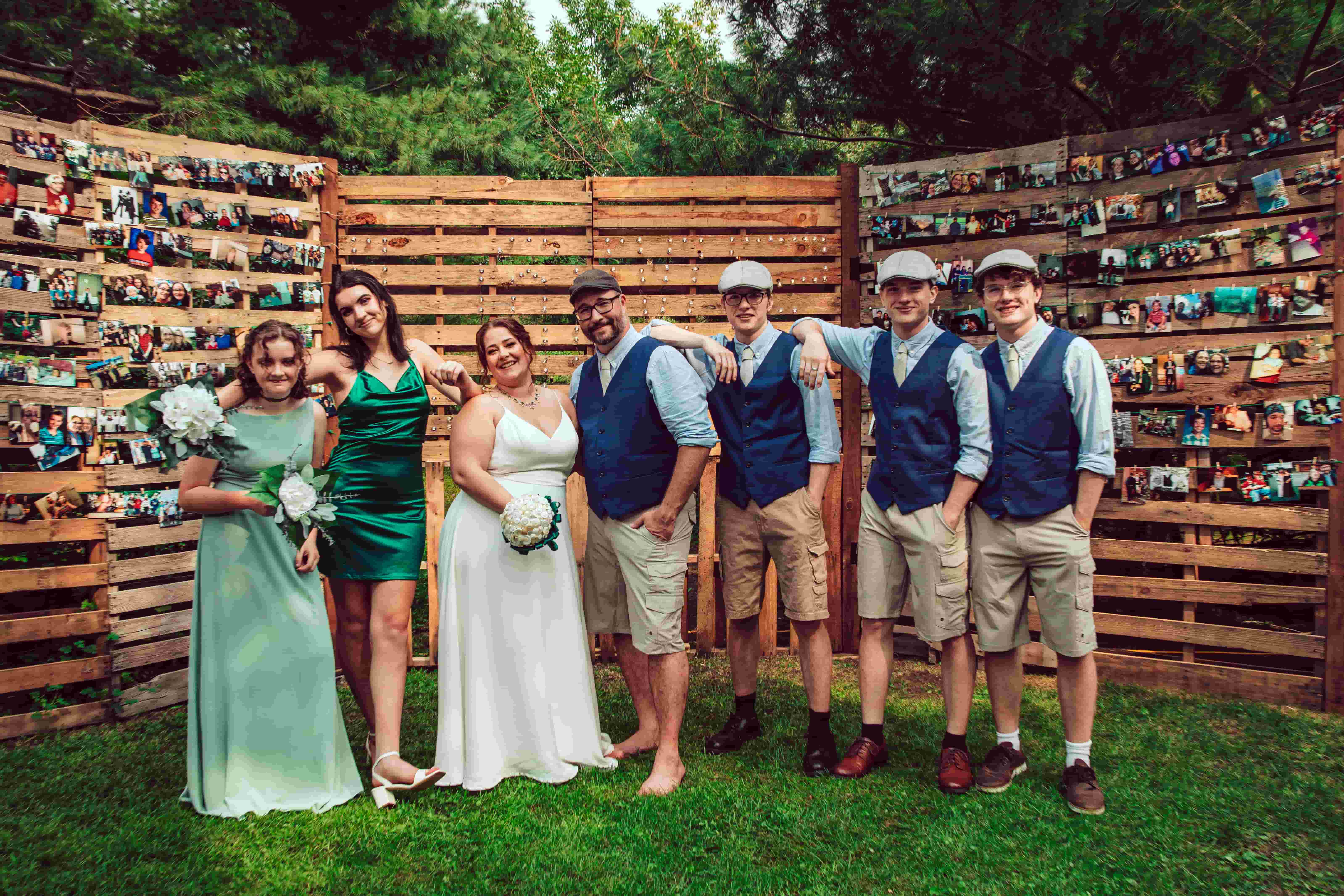 Wedding day — the whole family at the pallet wall